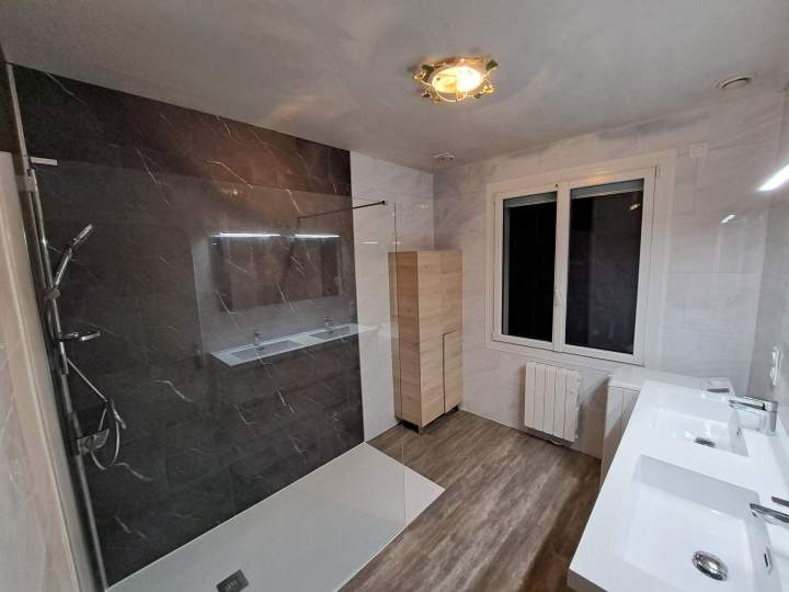 Salle de bains élégante et fonctionnelle Saint-Lô